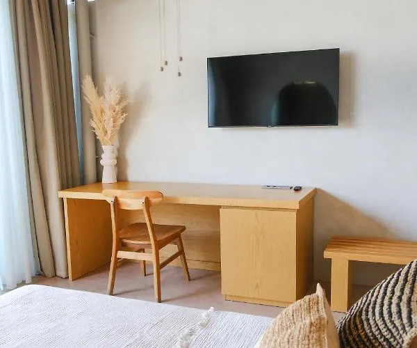 Birdcage 33 - Adult Only יאליקאבאק