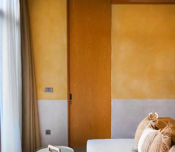 Birdcage 33 - Adult Only יאליקאבאק