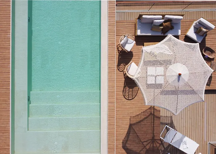 Birdcage 33 - Adult Only יאליקאבאק