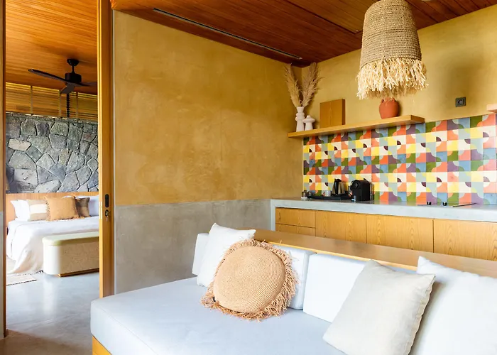 Birdcage 33 - Adult Only יאליקאבאק